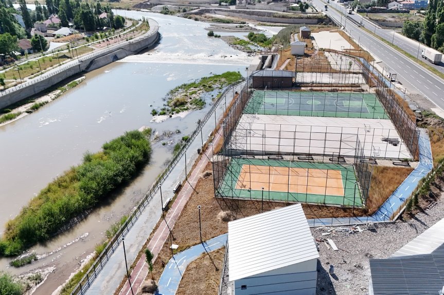 Nehir kıyısına yapılan futbol, basketbol ve tenis sahaları havadan görüntülendi.