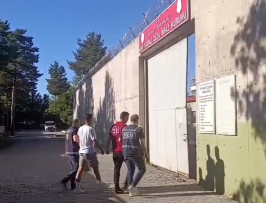 Ağrı merkezli 7 ilde düzenlenen nitelikli dolandırıcılık operasyonunda adliyeye sevk edilen 5 zanlı tutuklandı.