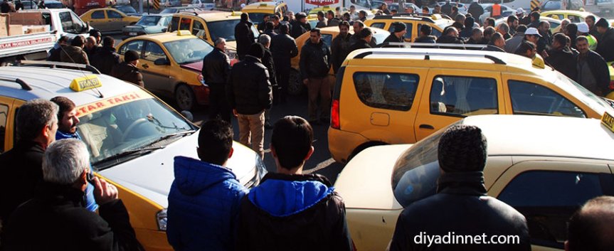 Ağrı'da taksiciler, korsan taşımacılığa tepki için Erzurum Caddesi'nde bir araya geldi.