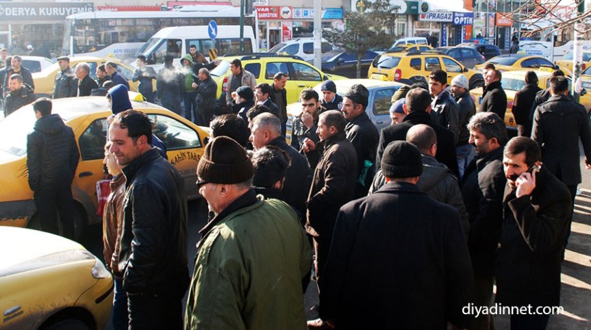 Cezmi Alpaslan'ın da bulunduğu eylemde taksiciler Dörtyol Kavşağı'nda korsan taksilere tepki gösterdi.