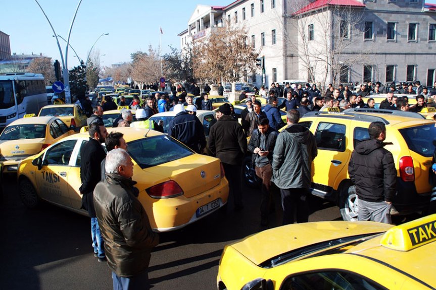 Ağrı'da taksiciler araçlarıyla Erzurum Caddesi'ni kapatarak korsan taksiciliğe tepki gösterdi.