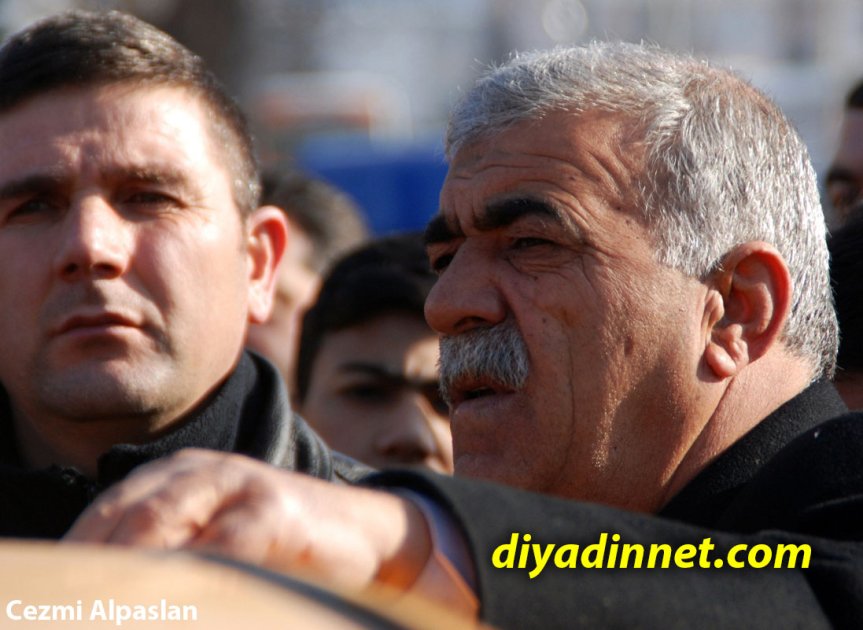 Cezmi Alpaslan, taksicilere eylemi sonlandırıp sorunlarını Valilikte anlatma çağrısı yaptı.