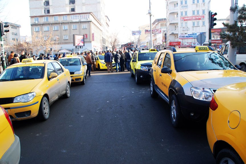 Korsan taksileri protesto eden ticari taksiler Erzurum Caddesi'nde uzun araç kuyruğu oluşturdu.