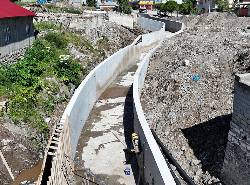 Tamamlanan betonarme kanal, dere suyunun yerleşim alanlarından kontrollü şekilde geçmesini sağlayacak.