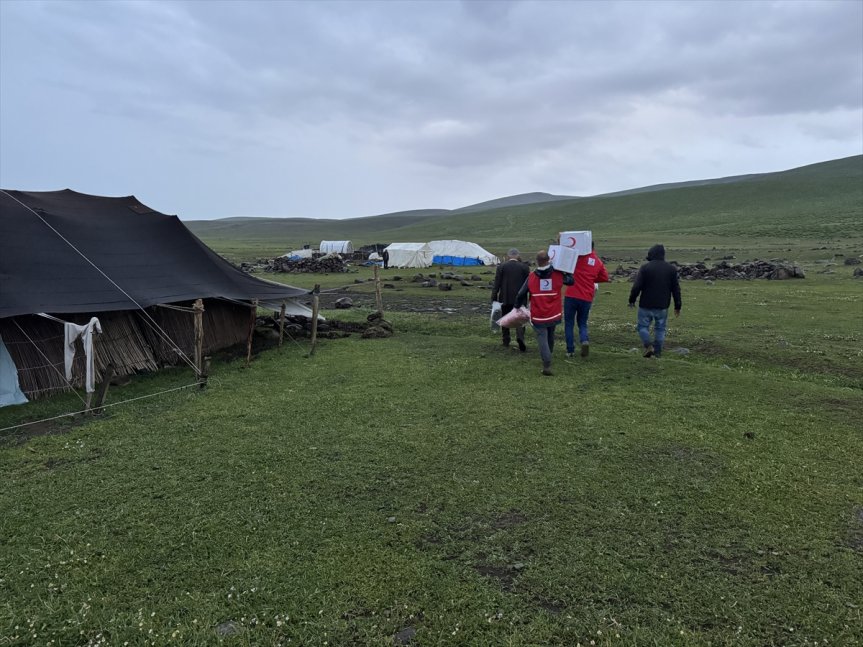 Selden etkilenen yaylada Kızılay ekipleri göçer ailelere yardım ulaştırdı.