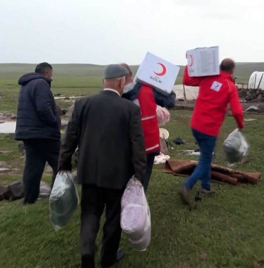 Kızılay ekipleri, Ağrı'daki yaylada selden etkilenen göçer ailelere yardım ulaştırıyor.