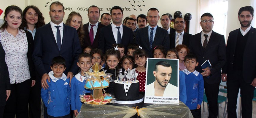 Ağrı'da Cafer Canşi'nin Açtığı Kütüphanede Cem Adrian'a Doğum Günü Sürprizi