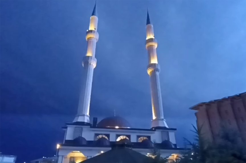 Ağrı'da fırtınalı gökyüzü altında ışıkları yanan cami, geceye etkileyici bir siluet kattı.