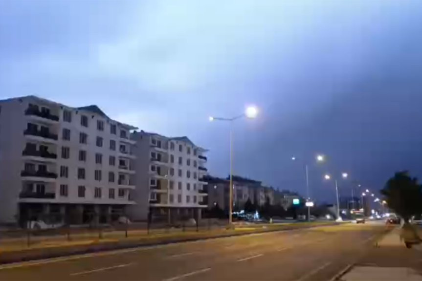 Ağrı'da sağanak öncesi kararan gökyüzü, şehir yolunda etkileyici bir akşam manzarası oluşturdu.
