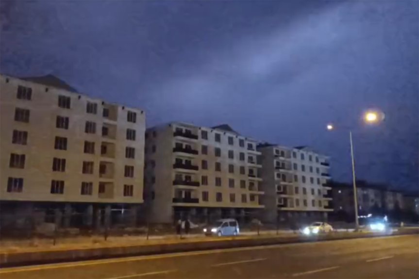 Ağrı'da sağanak yağışın etkili olduğu gece, cadde ışıkları ve koyu bulutlarla dikkat çekti.