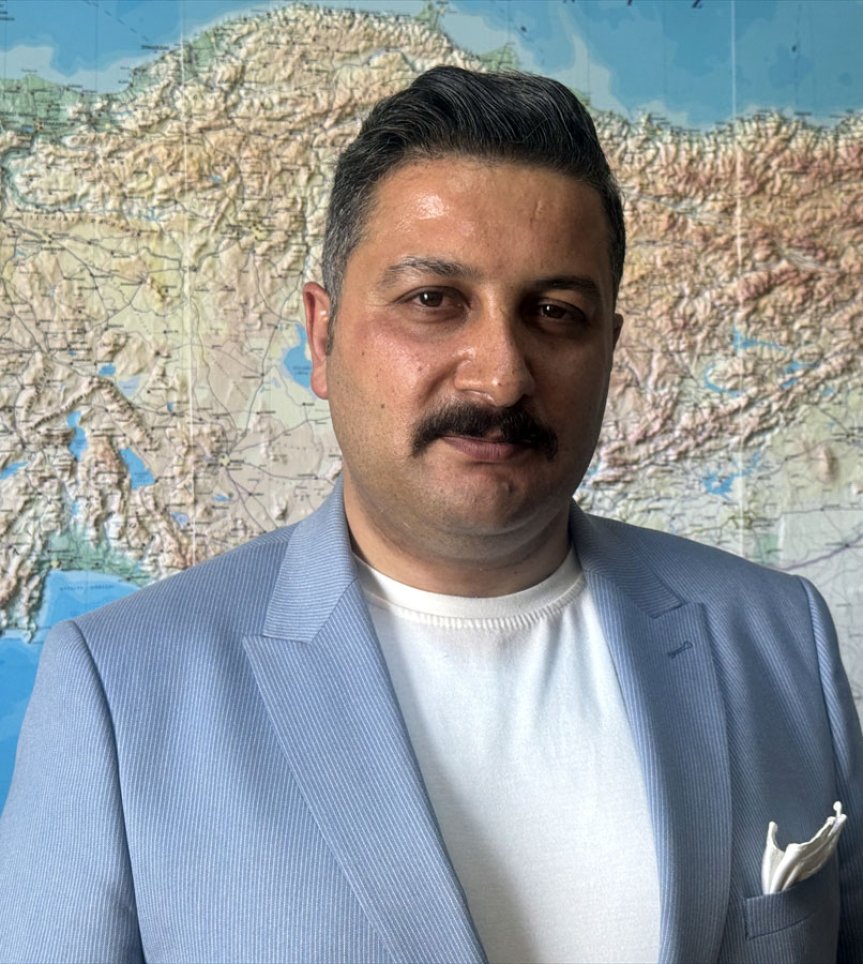 Bir coğrafya uzmanı, Tendürek Dağı'nın volkanik yapısı, krater gölü ve turizm potansiyeli hakkında bilgi veriyor.
