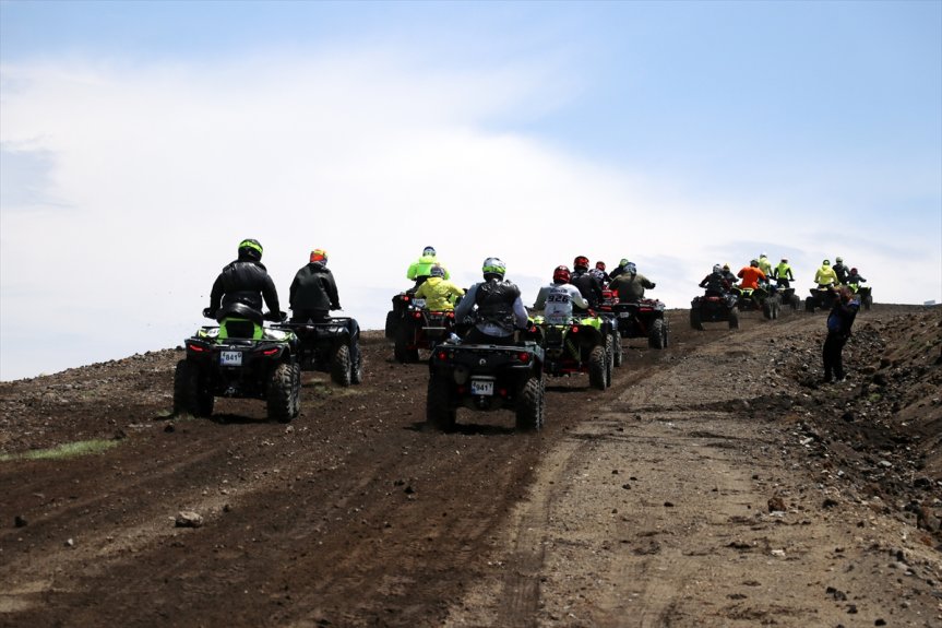 ATV sporcuları, zorlu dağ rotasında konvoy halinde ilerledi.