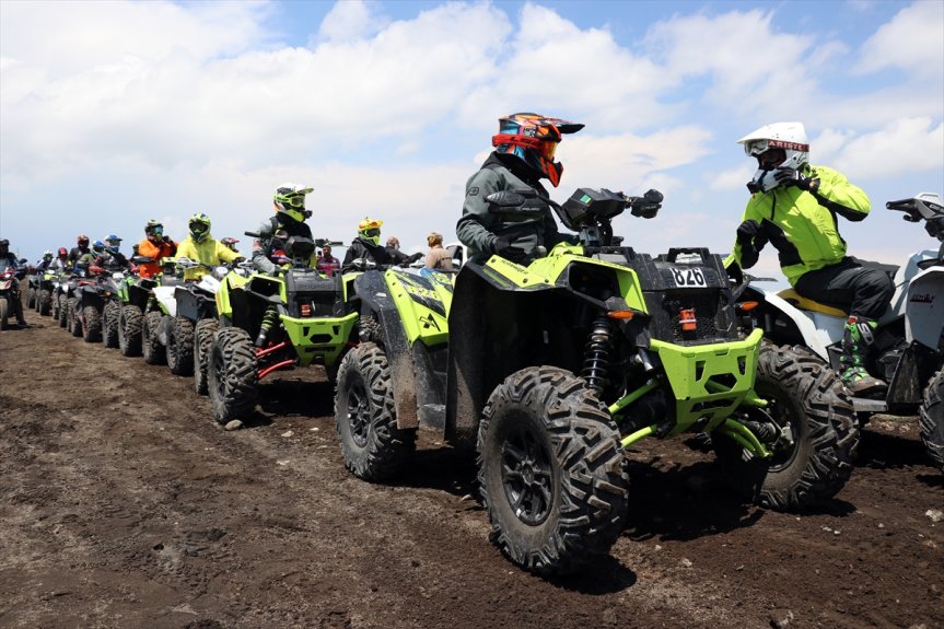 ATV sürücüleri, dağ parkurunda yarış öncesi hazırlık yaptı.