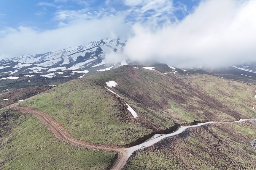 Ağrı Dağı eteklerinde kıvrılan yol, karlı yamaçlar ve alçalan bulutlarla görsel şölen sunuyor.