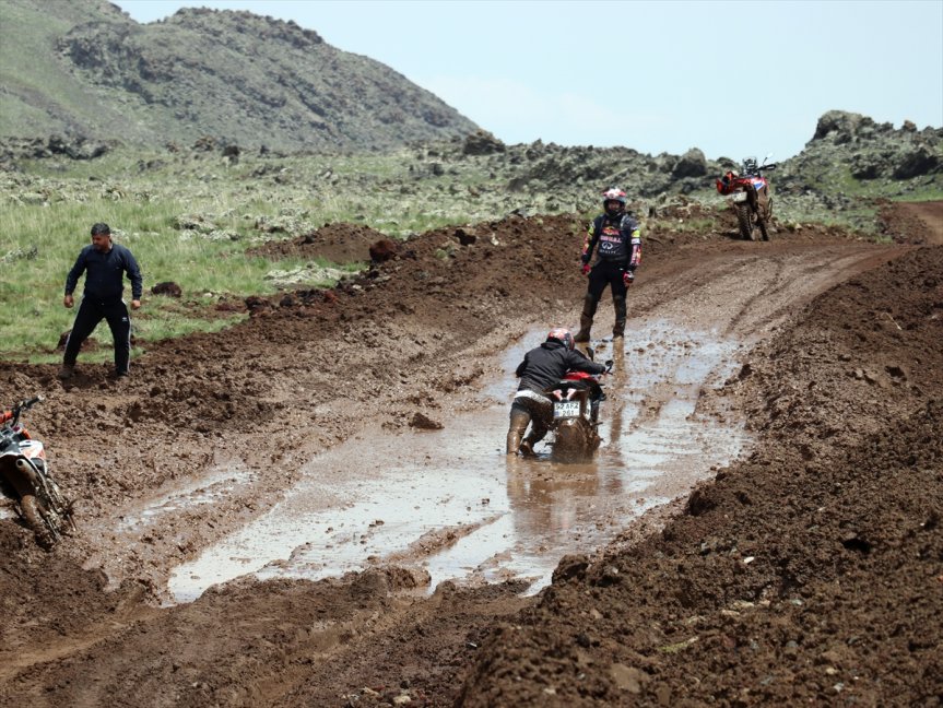 Çamurlu etap, enduro sporcularına zorlu anlar yaşattı.