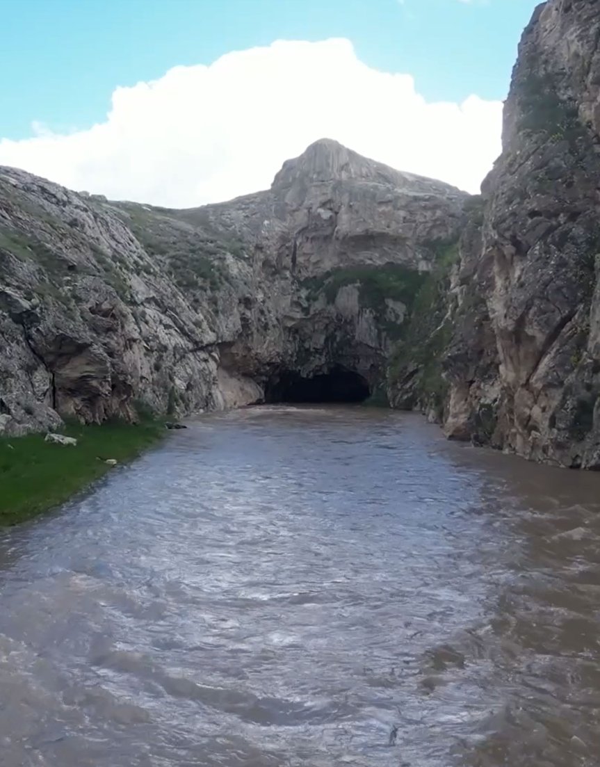 Diyadin Kanyonu'nun sarp kayalıkları ve Kudret Köprüsü aynı görüntüde