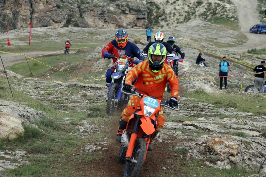 Enduro sporcuları Ağrı'nın kayalık arazisinde kıyasıya mücadele etti.