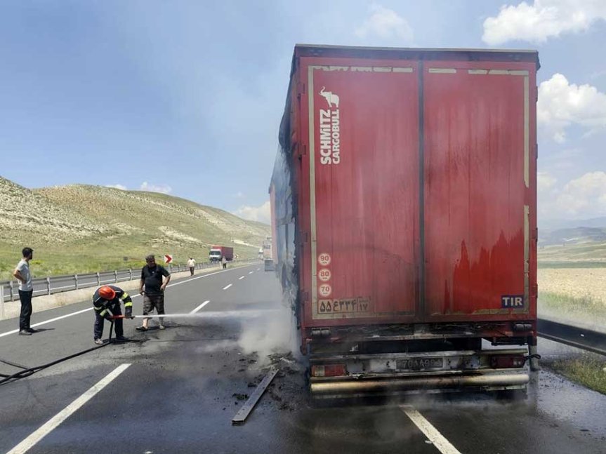 Horasan Delalhan mevkisinde tır dorsesi yangını