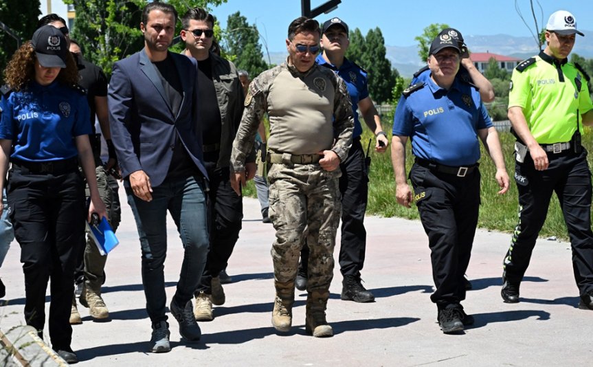 Göksel Önder, Millet Bahçesi çevresinde polis ekipleriyle güvenlik denetiminde bulundu.
