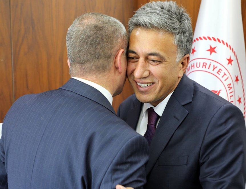 Hasan Kökrek ve Abdulhaluk Çakan, görev tesliminin ardından birbirlerine yeni görevlerinde başarı diledi.