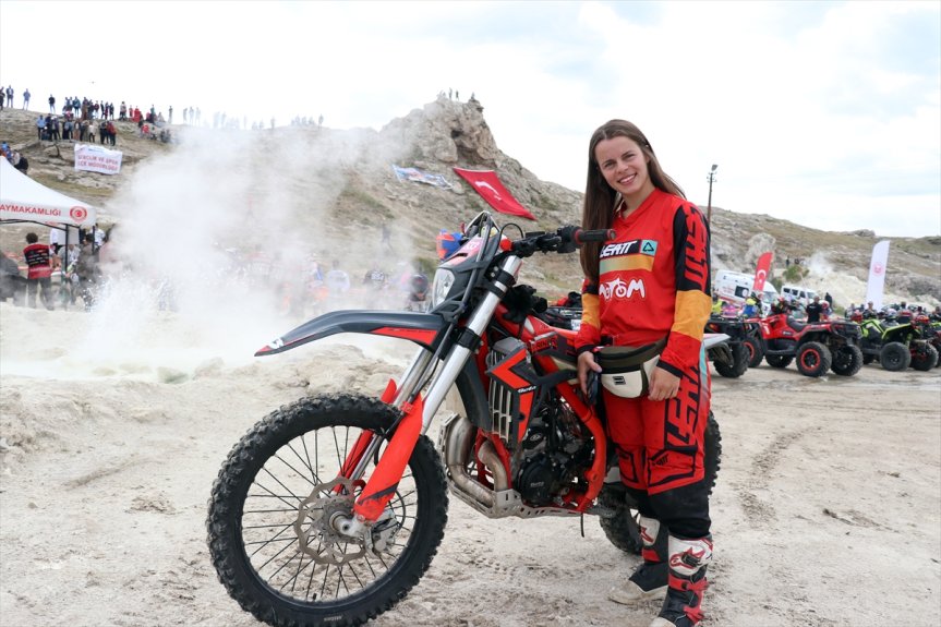Kadın sporcu, Ağrı'daki enduro etkinliğinde motosikletiyle objektife yansıdı.