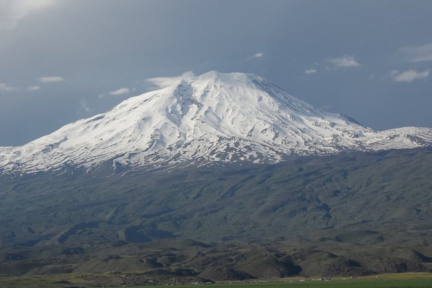 Karlı zirvesi ve geniş etekleriyle Ağrı Dağı, Türkiye'nin en etkileyici doğal simgelerinden biri olarak öne çıkıyor.