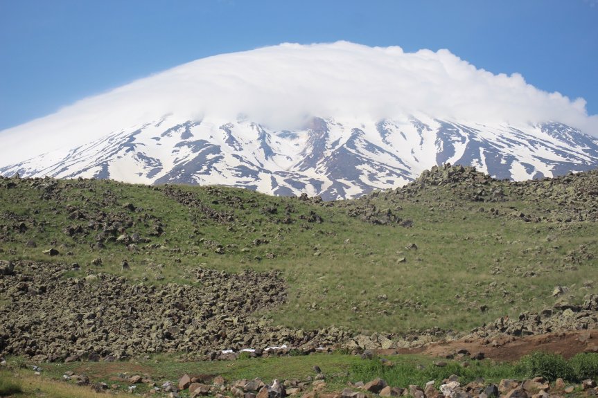 Ağrı Dağı'nın karlı zirvesini örten bulutlar, kayalık yamaçlarla birlikte görkemli bir doğa manzarası oluşturuyor.