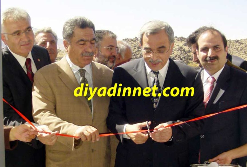 Mehmet Çoktin ve protokol açılış yapıyor