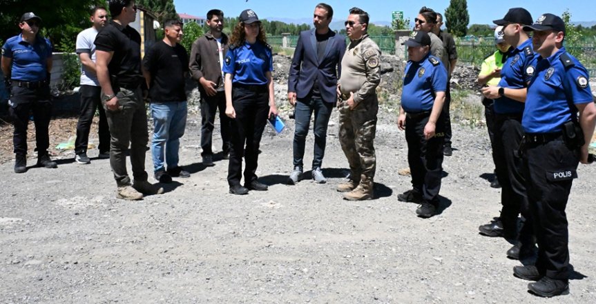 Ağrı Millet Bahçesi çevresindeki güvenlik incelemesinde polis ekipleriyle değerlendirme yapıldı.