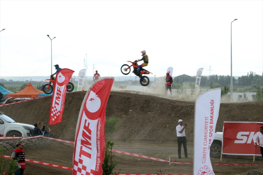 Motokros sporcusu, rampadan atlayarak izleyicilere heyecan yaşattı.