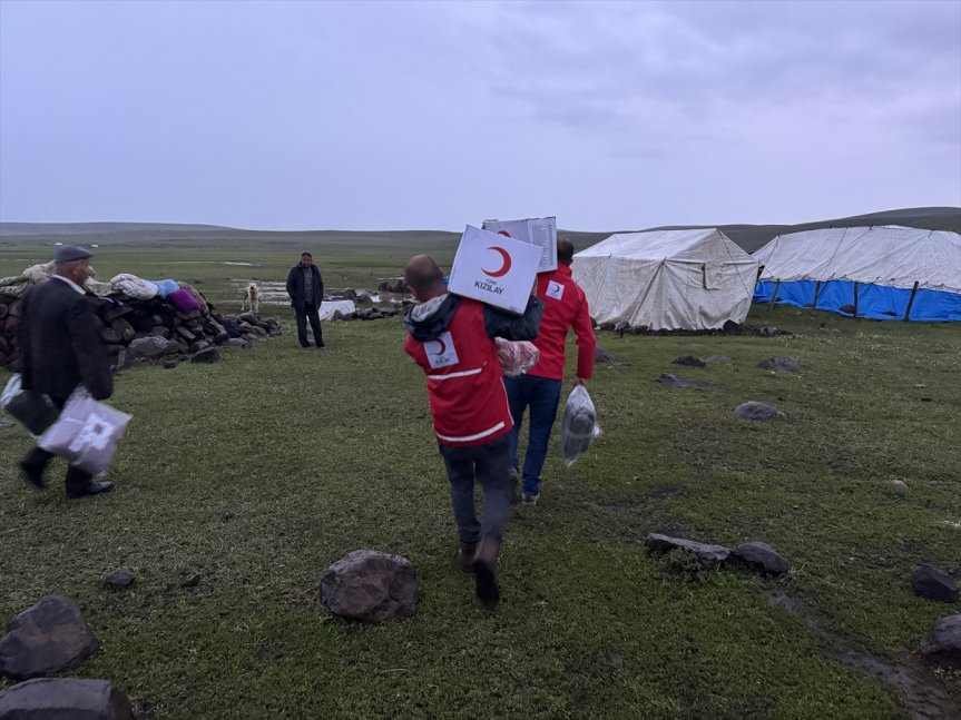 Yardım ekipleri, yayladaki göçer çadırlarına gıda ve temel ihtiyaç malzemeleri götürdü.