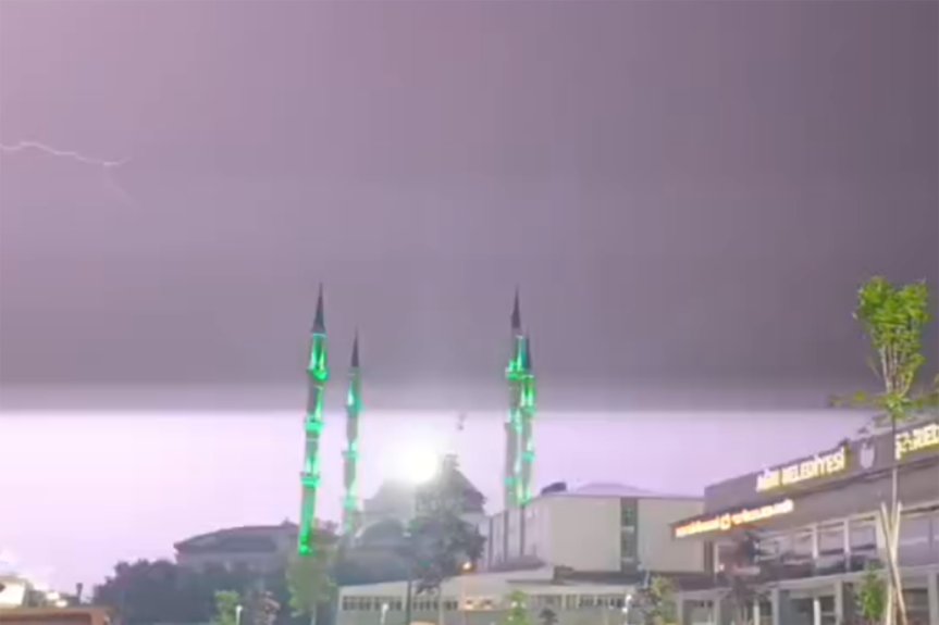 Ağrı'da geceyi aydınlatan şimşekler, cami minareleriyle birlikte etkileyici bir şehir manzarası sundu.