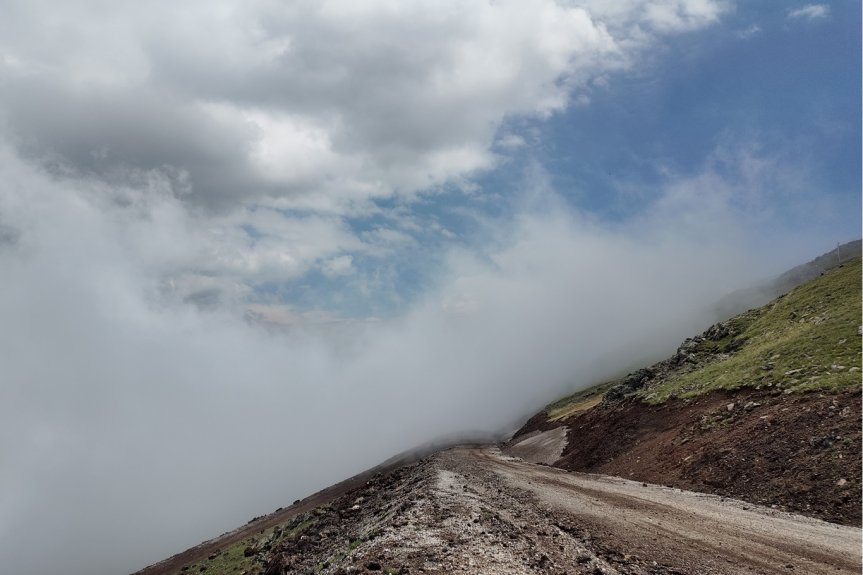 Sis bulutları arasında kaybolan dağ yolu, Tendürek Dağı'nda etkileyici bir yolculuk hissi veriyor.