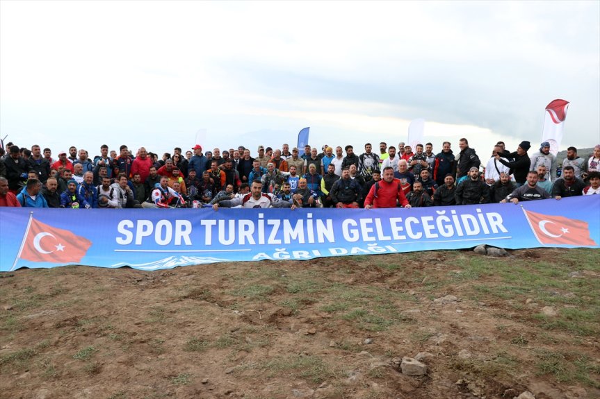 Katılımcılar, 'Spor turizmin geleceğidir' pankartıyla bir araya geldi.
