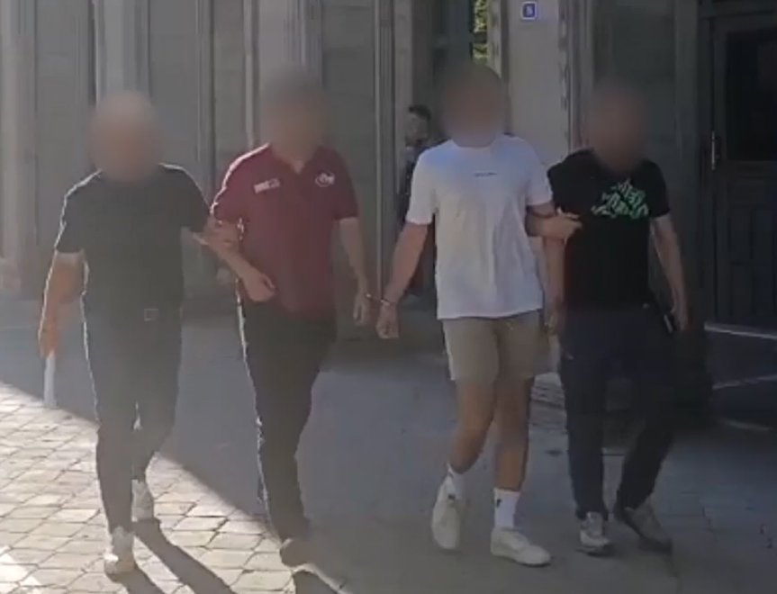 Ağrı'daki yedek parça dolandırıcılığı soruşturmasında gözaltına alınan şüpheliler emniyet ekiplerince sevk edildi.