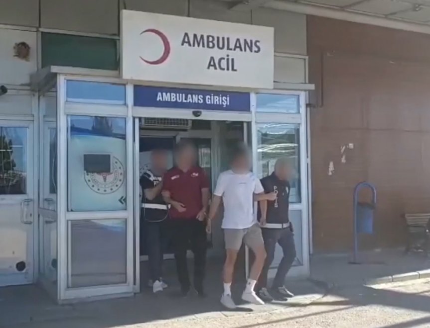 Ağrı merkezli dolandırıcılık operasyonunda gözaltına alınan şüpheliler, sağlık kontrolünün ardından işlemler için götürüldü.