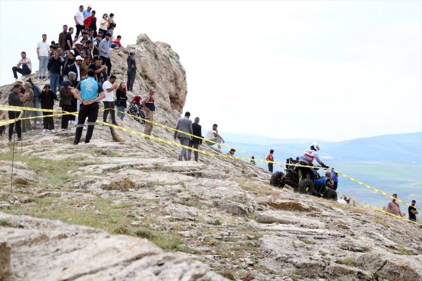 Sporcular, Tendürek Dağı'nın zorlu yamaçlarında ATV ile mücadele etti.