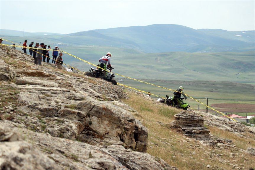 ATV yarışçıları, Tendürek Dağı'nın yüksek rakımlı rotasında ilerledi.