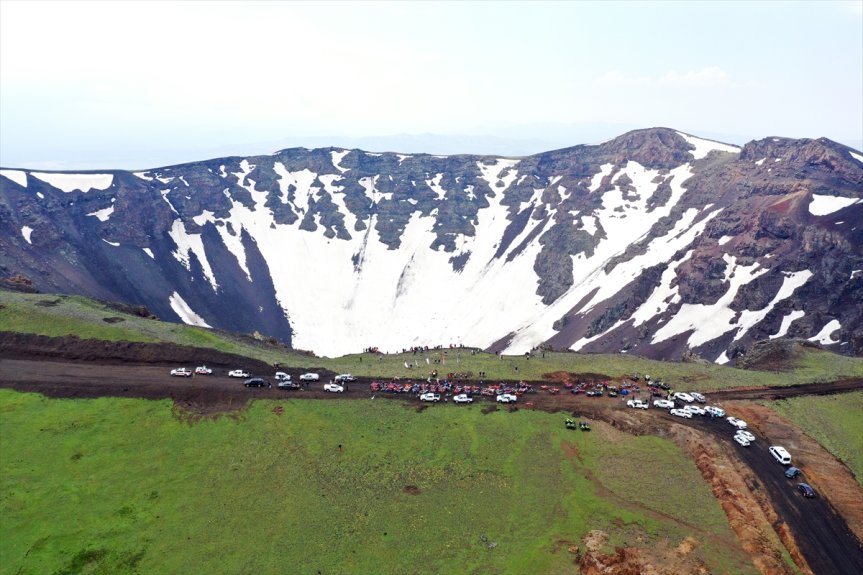 Yarış rotası, Tendürek Dağı'nın etkileyici krater manzarasına ulaştı.