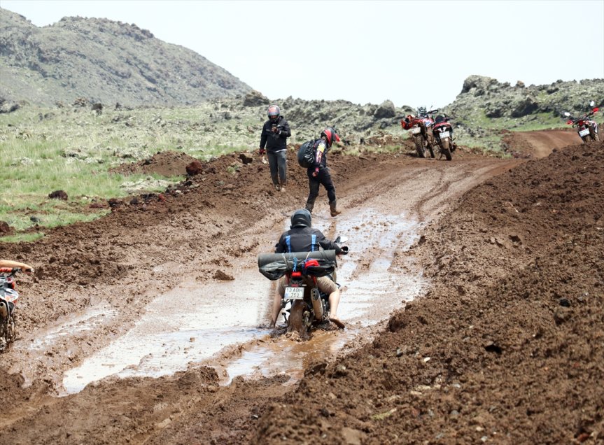 Çamurlu parkur, motosiklet sporcularının dayanıklılığını sınadı.