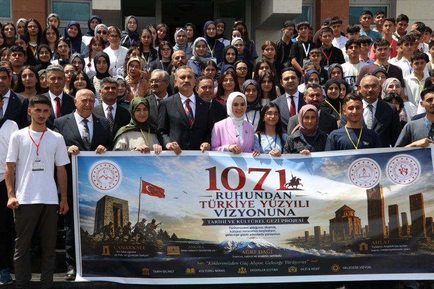 Mahinur Özdemir Göktaş, Çanakkale gezisine katılacak gençlerle proje pankartı önünde hatıra fotoğrafı çektirdi.