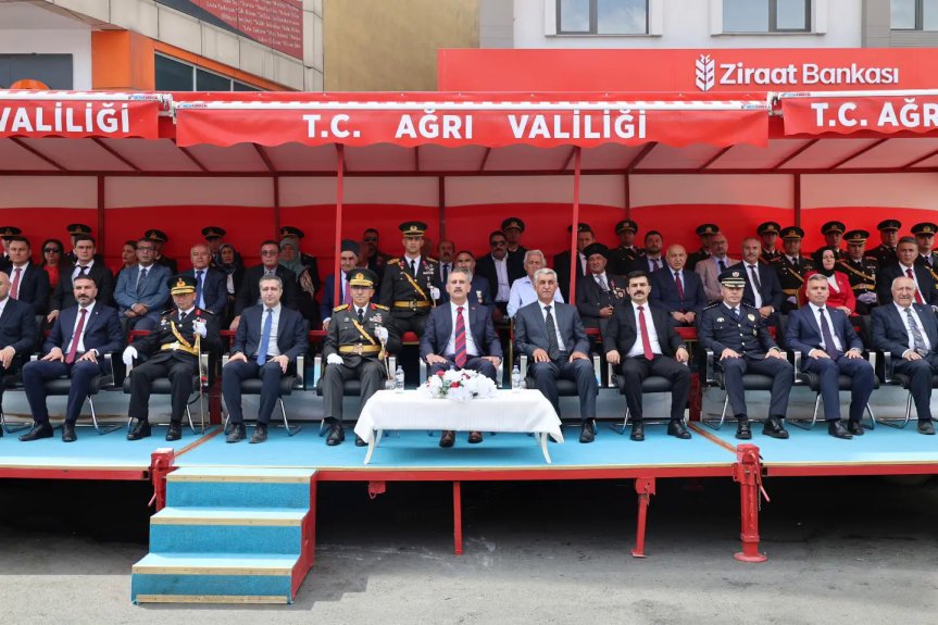 Ağrı'daki Zafer Bayramı programını il protokolü, askerî personel ve kurum temsilcileri birlikte takip etti.