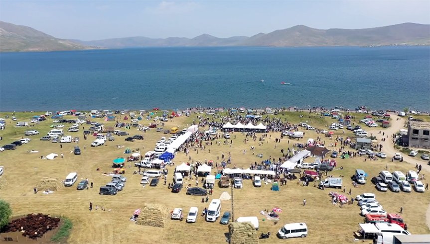 Ağrı'nın Taşlıçay ilçesindeki Balık Gölü'nde binlerce kişinin katılımıyla şenlik düzenlendi