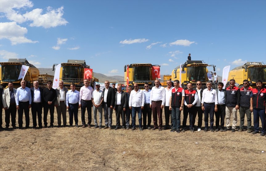 Protokol üyeleri, tarım yetkilileri ve çiftçiler hasat programında biçerdöverlerin önünde buluştu.