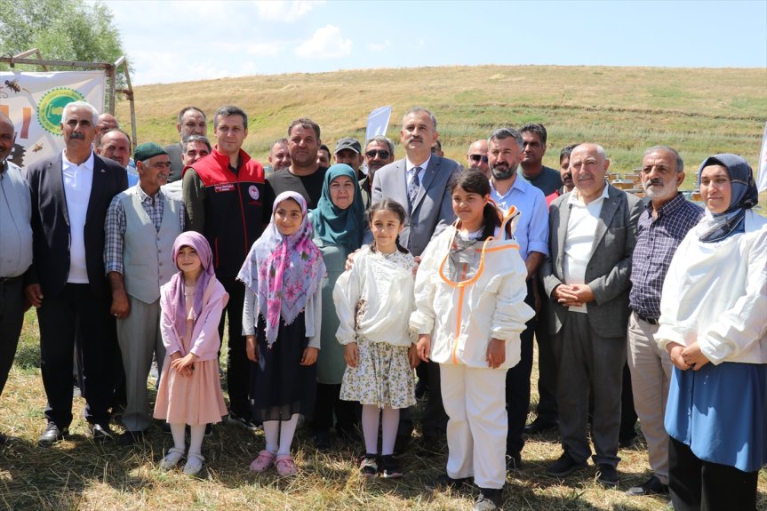 Ağrı'daki geven balı hasadında arıcılar, üreticiler ve etkinliğe katılan davetliler Çakıroba köyünde buluştu.