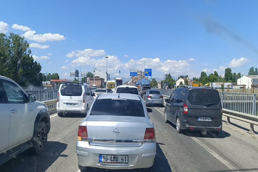 Ağrı'da yoğun saatlerde ana yollarda oluşan araç kuyrukları sürücülerin seyahat süresini uzatıyor.