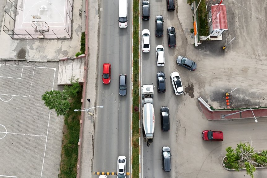 Ağrı'daki bölünmüş yolda araç yoğunluğu kent içi ulaşımda yaşanan sıkışıklığın boyutunu gösteriyor.