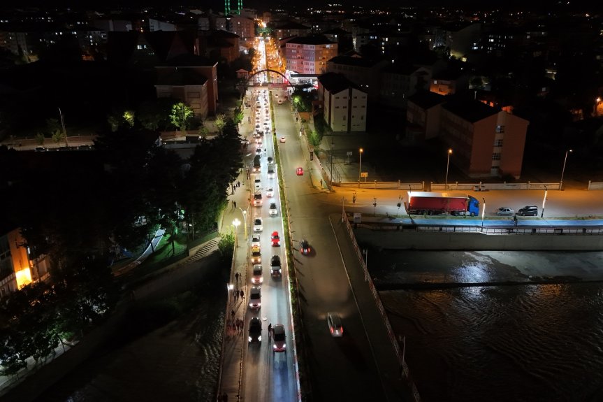 Ağrı'da gece saatlerinde de devam eden araç yoğunluğu ana ulaşım güzergâhlarında uzun kuyruklar oluşturuyor.