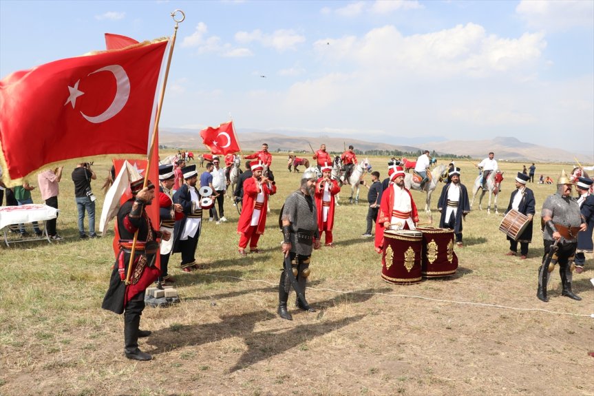 Mahalli At Yarışları programında mehteran takımının gösterisi izleyicilerden ilgi gördü.