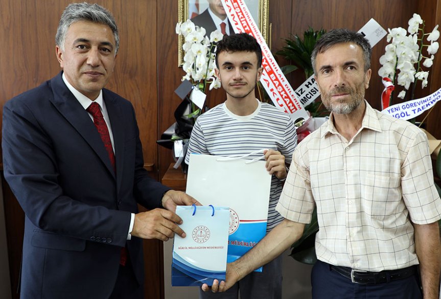 Ağrı İl Milli Eğitim Müdürü Abdulhaluk Çakan, Türkiye ikincisi Semih Süheyb Han'a başarı hediyesi takdim etti